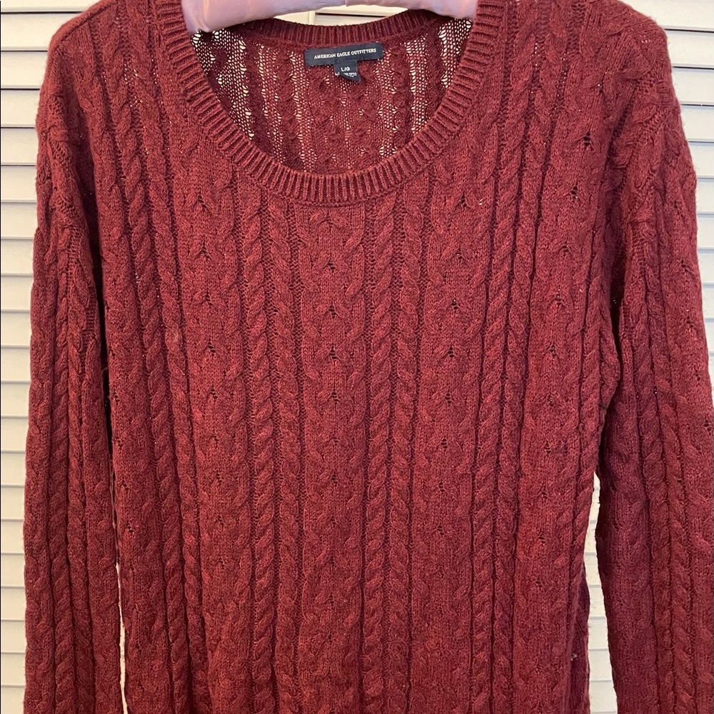 Good condition American Eagle Outfitters Junior’s lightweight sweater, Size L